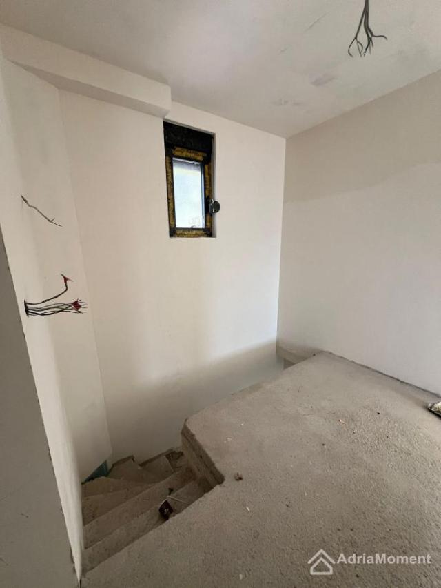 Novi dvoetažni stan 126 m2 u Tivtu - 4 spavaće sobe. Bazen