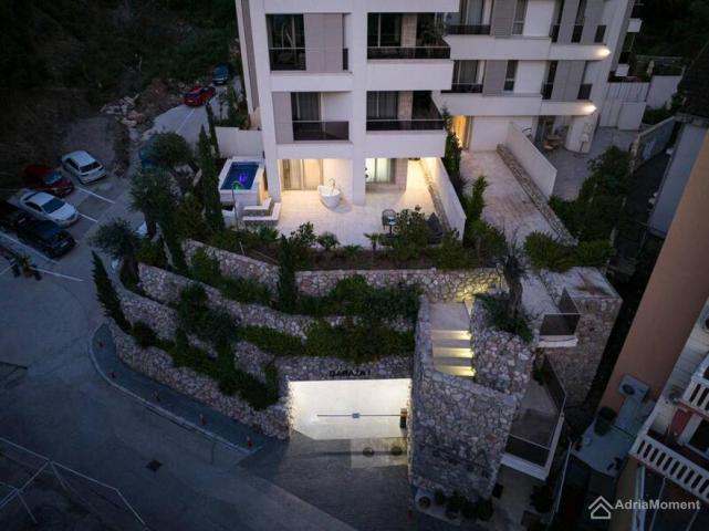 Stan u Rafailovićima - sa terasom od 80 m2 i privatnim bazenom