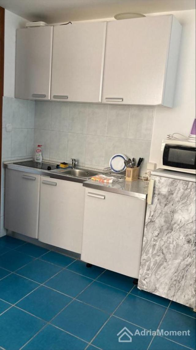 Prodaje se trospratna kuca u Bečićima - 7 stanova