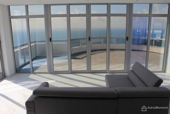 Penthouse 240 m2 u zgradi sa bazenom