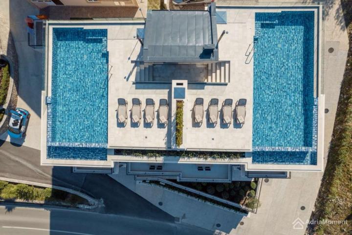Elitni penthouse u Dobroti – 2 stana na prodaju