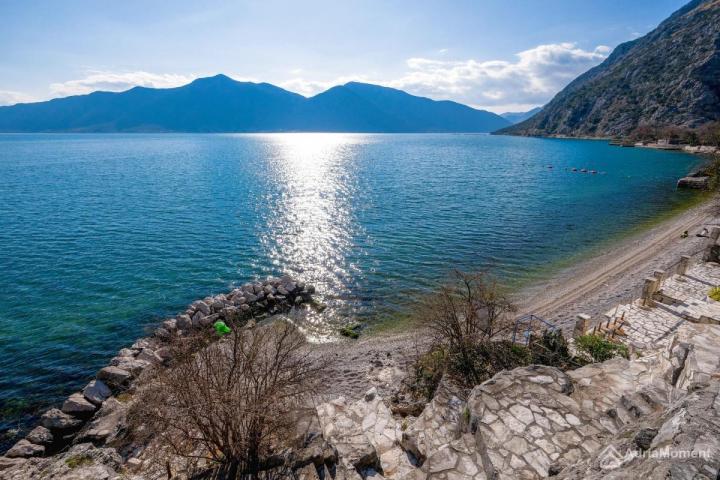Vila na prvoj liniji mora na sunčanoj strani Boke - vaša vlastita plaža!