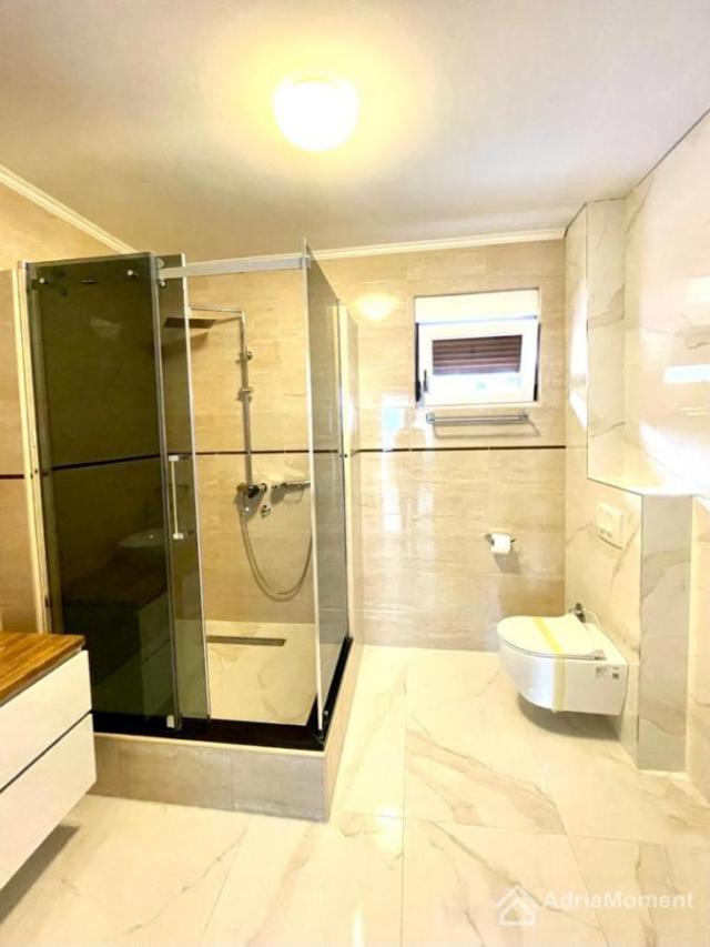 Penthouse 240 m2 u zgradi sa bazenom