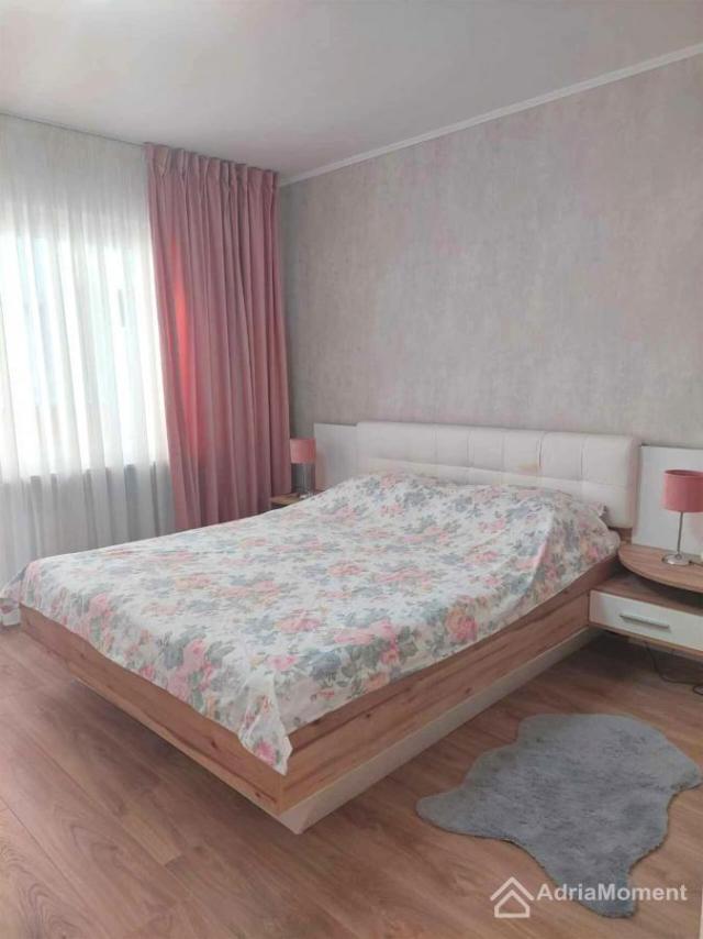 Dvosoban stan s velikom terasom u Tivtu