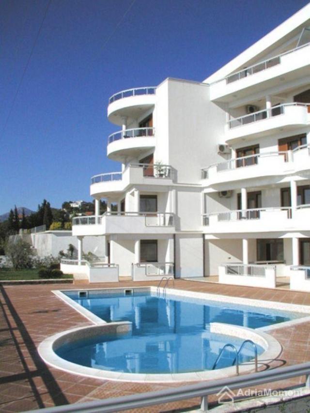 Penthouse 240 m2 u zgradi sa bazenom