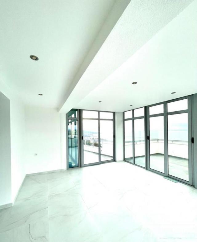Penthouse 240 m2 u zgradi sa bazenom