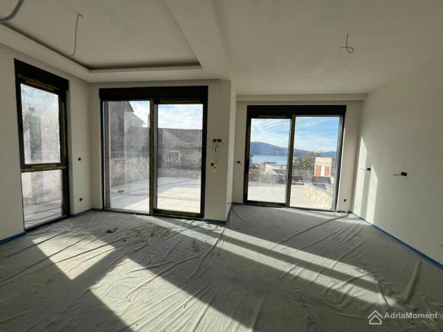 Novi dvoetažni stan 126 m2 u Tivtu - 4 spavaće sobe. Bazen