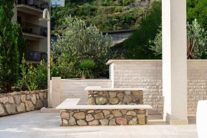 Stan u Rafailovićima - sa terasom od 80 m2 i privatnim bazenom