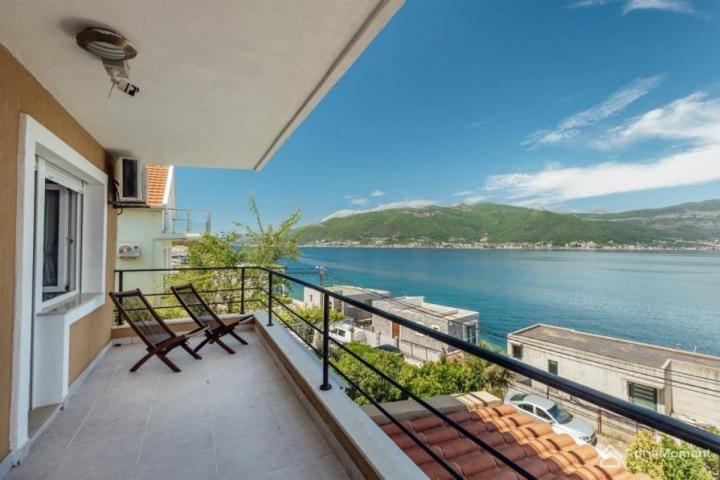 Kuća s bazenom na Luštici — 2. red do mora