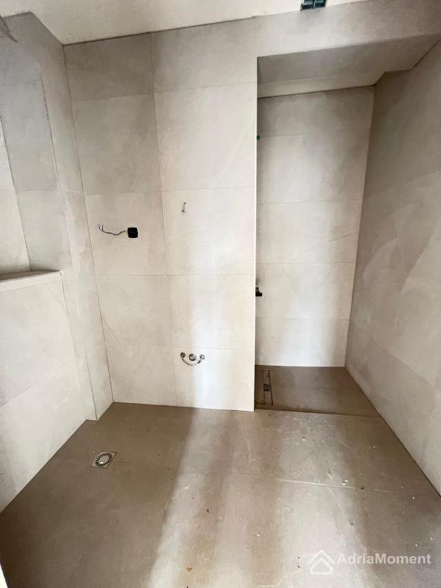 Novi dvoetažni stan 126 m2 u Tivtu - 4 spavaće sobe. Bazen