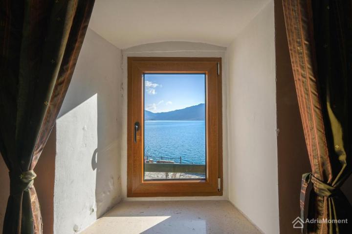 Vila na prvoj liniji mora na sunčanoj strani Boke - vaša vlastita plaža!