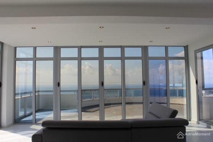Penthouse 240 m2 u zgradi sa bazenom
