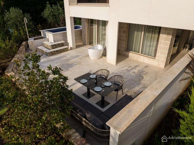Stan u Rafailovićima - sa terasom od 80 m2 i privatnim bazenom