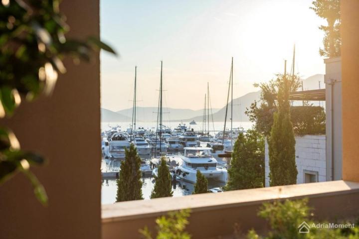 Izuzetan stan u Porto Montenegru na prvoj liniji mora