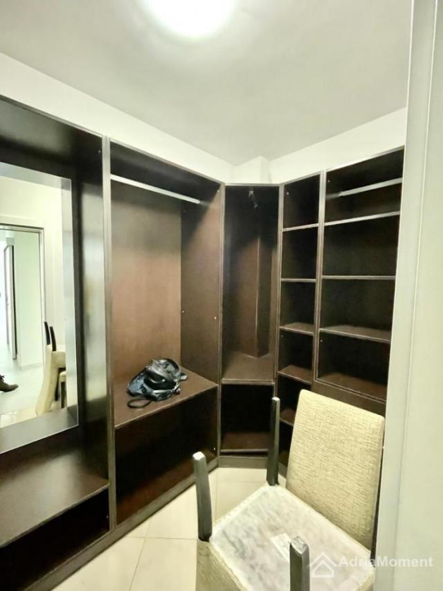 Penthouse 240 m2 u zgradi sa bazenom