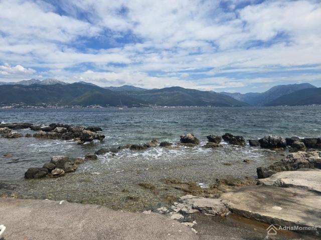 Kuća uz more u Luštici - odmah na plaži