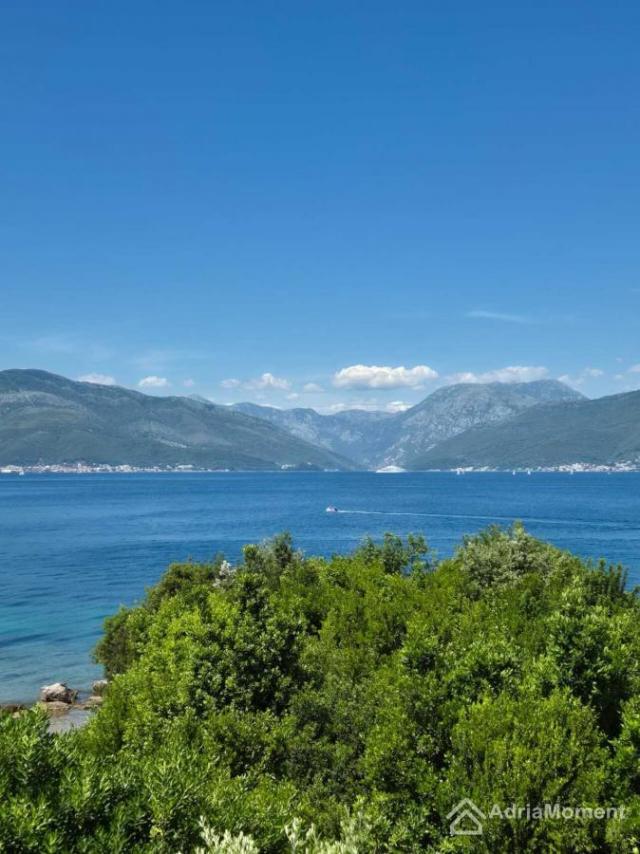 Kuća uz more u Luštici - odmah na plaži