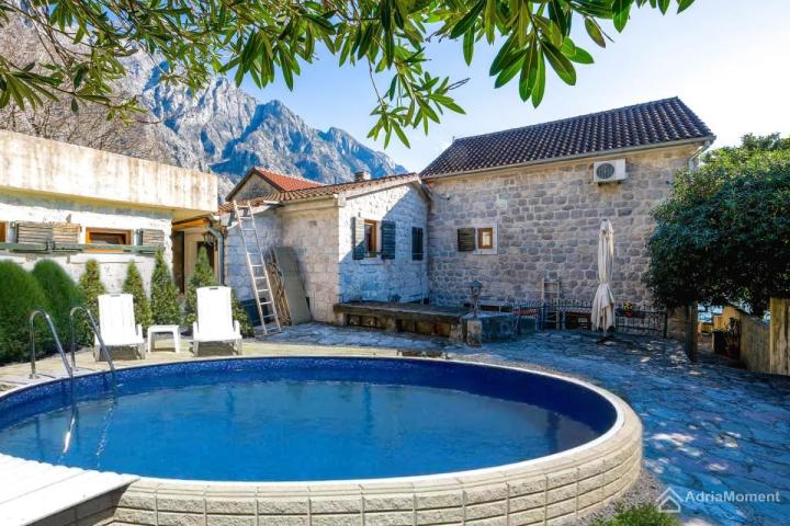 Vila na prvoj liniji mora na sunčanoj strani Boke - vaša vlastita plaža!