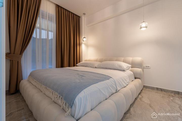 Stan u Rafailovićima - sa terasom od 80 m2 i privatnim bazenom