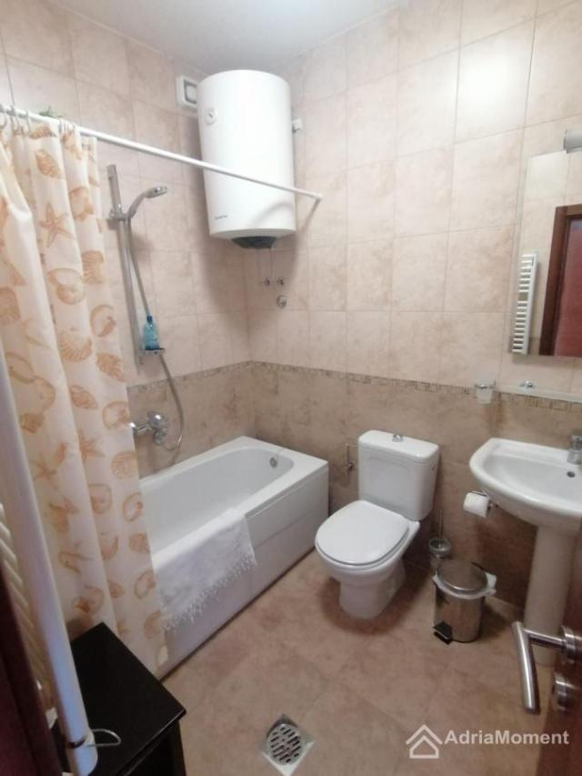 Bečići-Ivanovići — Veliki dvosoban stan sa garažom