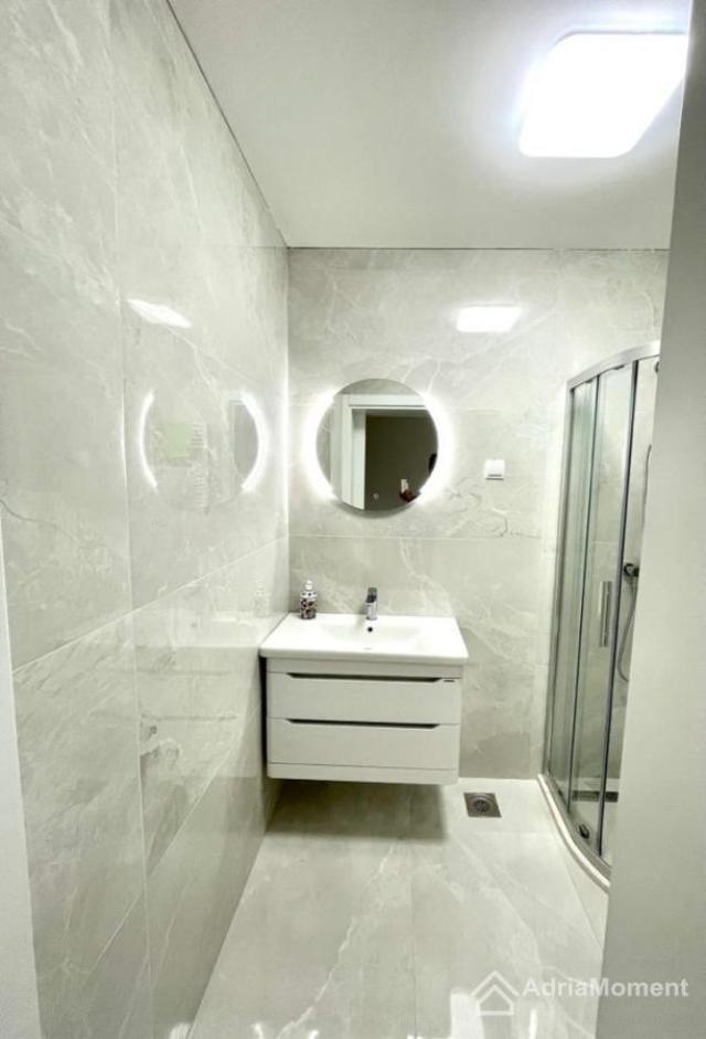 Penthouse 240 m2 u zgradi sa bazenom