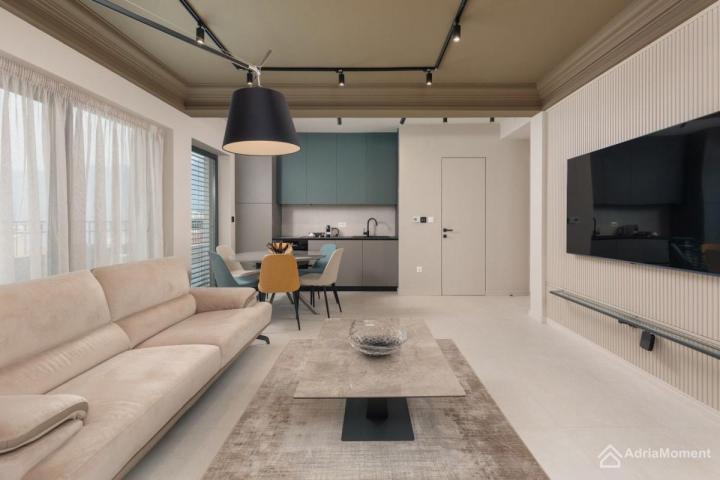 Elitni penthouse u Dobroti – 2 stana na prodaju