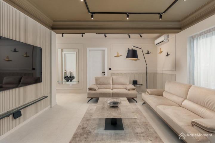 Elitni penthouse u Dobroti – 2 stana na prodaju