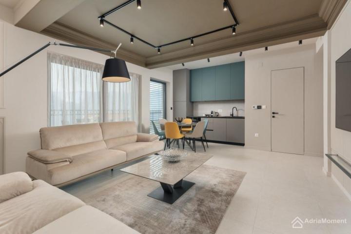Elitni penthouse u Dobroti – 2 stana na prodaju