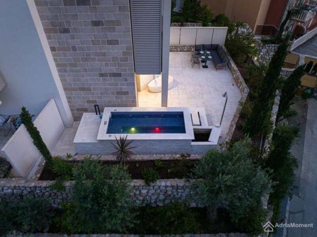Stan u Rafailovićima - sa terasom od 80 m2 i privatnim bazenom
