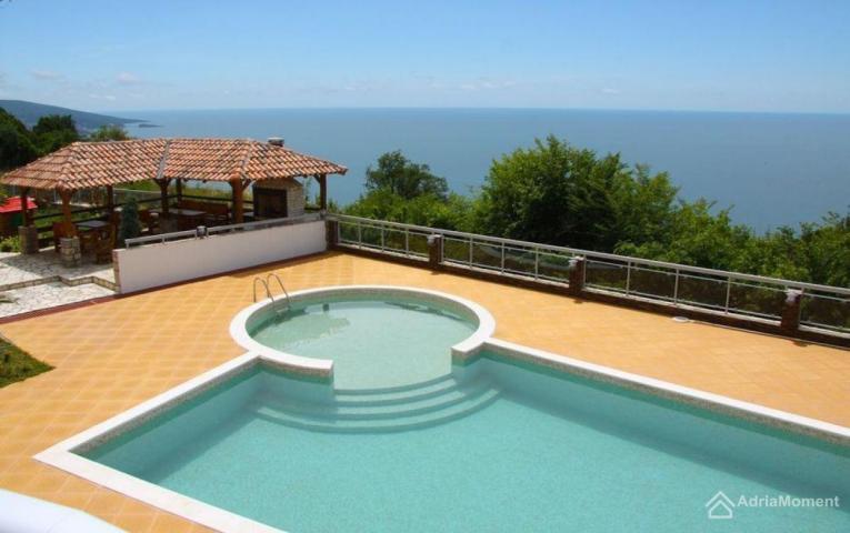 Penthouse 240 m2 u zgradi sa bazenom