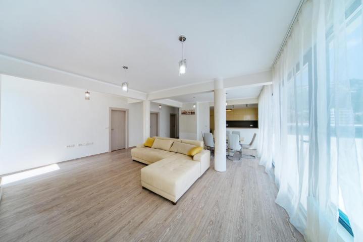 Beautiful 3-Bedroom Apartment for Sale, 130 m2 + 104 m2 Terrace, Bečići, Sea View, Parking