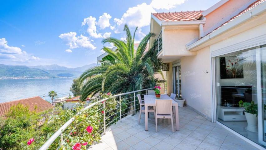 Spacious home with sea view in Krašići