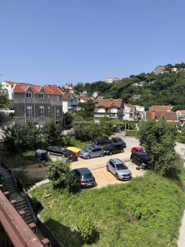 Two-bedroom apartment with 4 terraces in a quiet part of the city - Herceg Novi