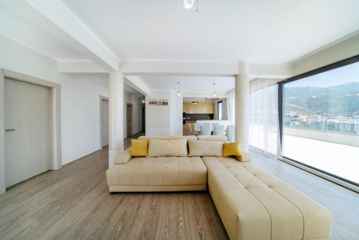 Beautiful 3-Bedroom Apartment for Sale, 130 m2 + 104 m2 Terrace, Bečići, Sea View, Parking