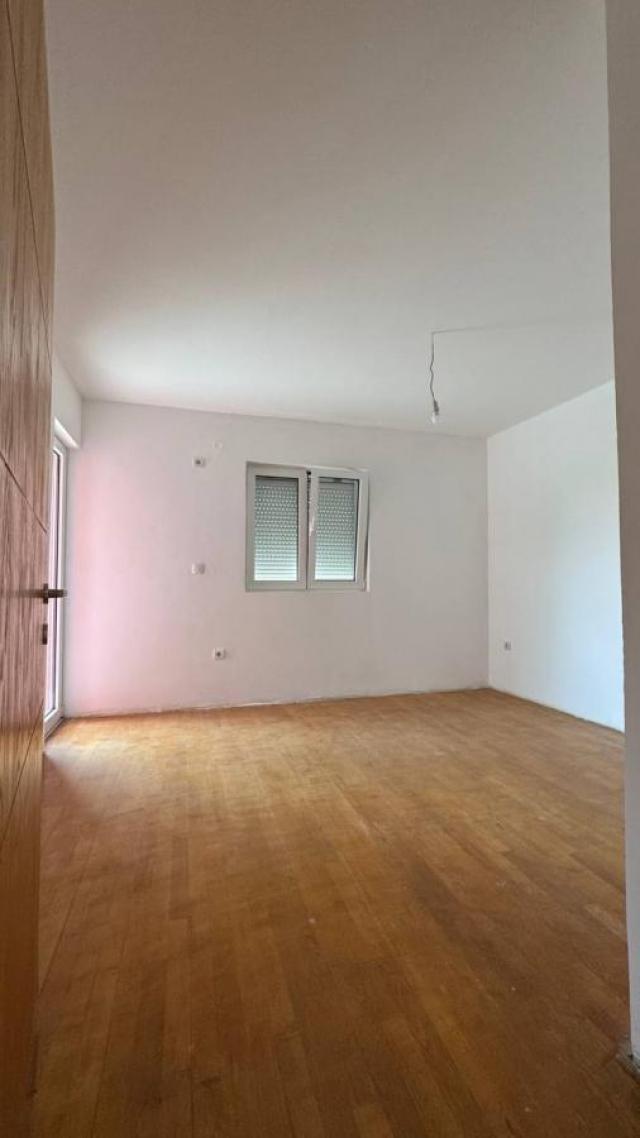 Apartment 79 m2 in Lastva Grbaljska with Terrace, Parking and Pool