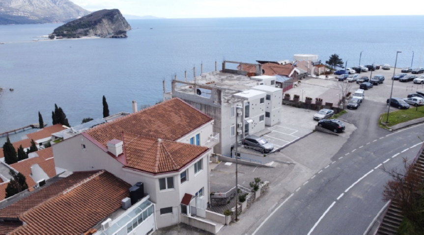 Plot of 1374 m2 with a beautiful view of the Bay of Budva, family house 500 m2, direct access to the