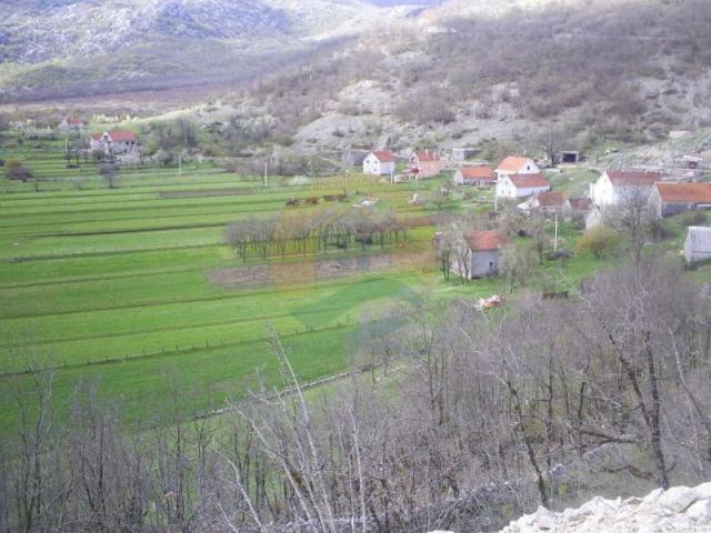 House with land for enjoying, relaxing and living during all the year in the quiet village of Grahov