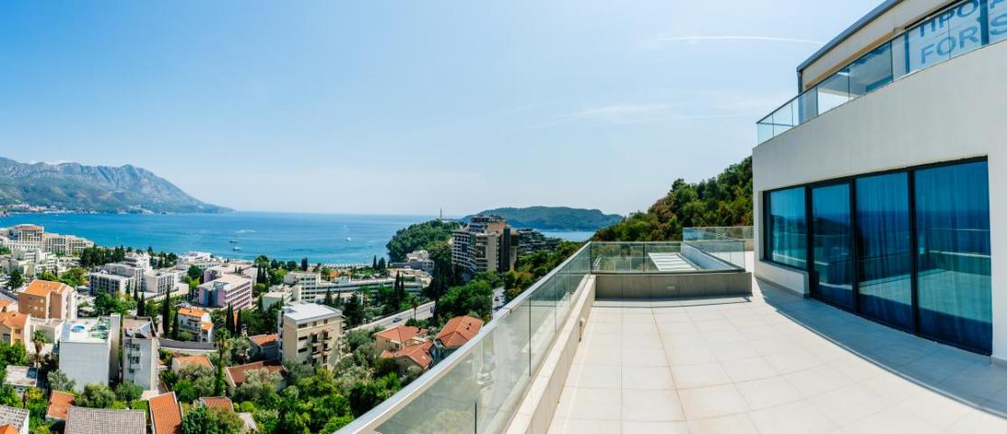 Beautiful 3-Bedroom Apartment for Sale, 130 m2 + 104 m2 Terrace, Bečići, Sea View, Parking
