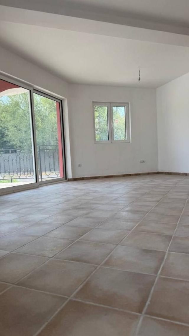 Apartment 79 m2 in Lastva Grbaljska with Terrace, Parking and Pool