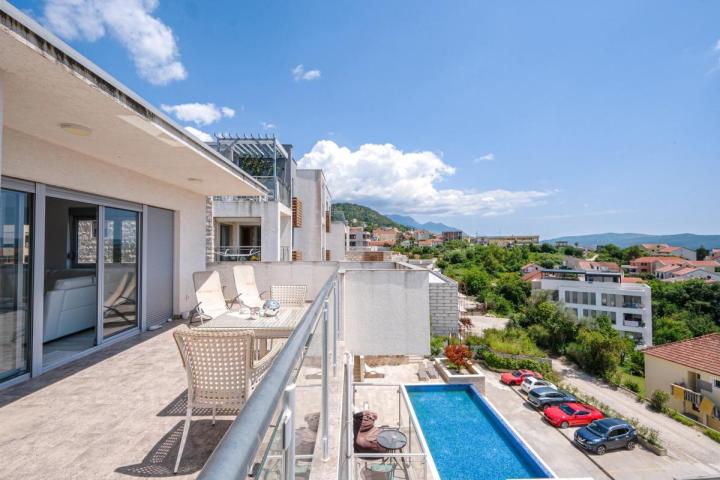 Penthouse with Pool and Sea View