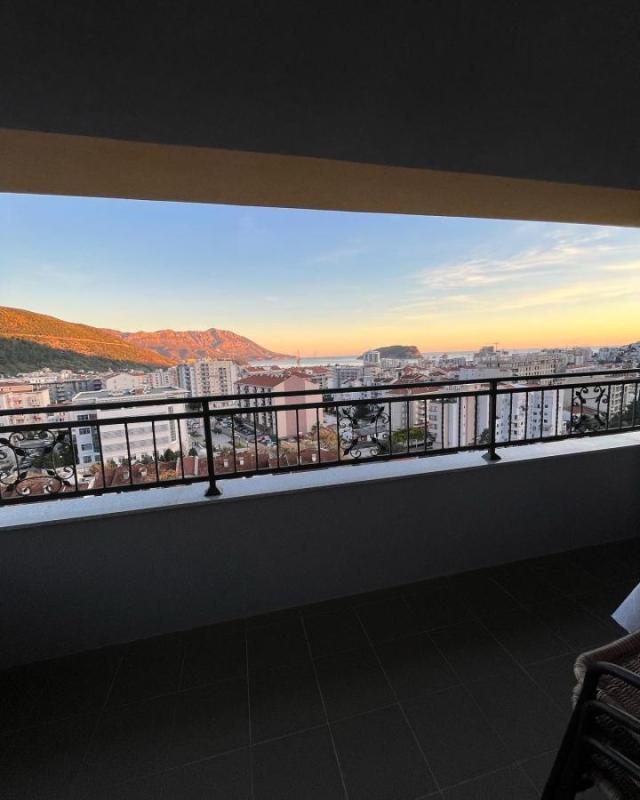 Fully furnished 3-bedroom apartment with a sea view in Budva for sale
