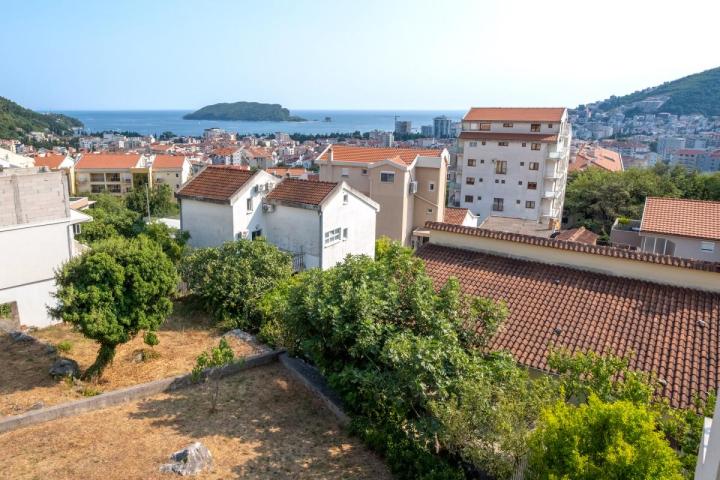 Comfortable 2 bedroom apartment with sea view in Lazi area, Budva
