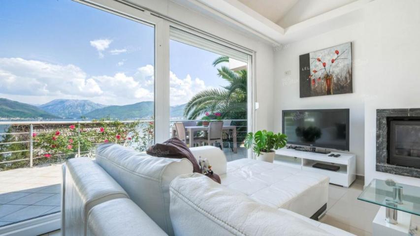Spacious home with sea view in Krašići