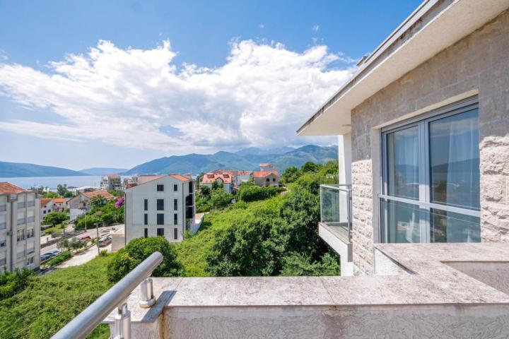 Penthouse with Pool and Sea View