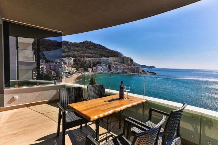 Zur Langzeitmiete: Wohnungen in erster Meereslinie in Budva, Bečići.