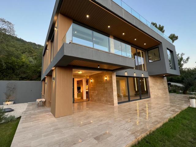 Spacious Villa in Kavac with Rooftop Pool