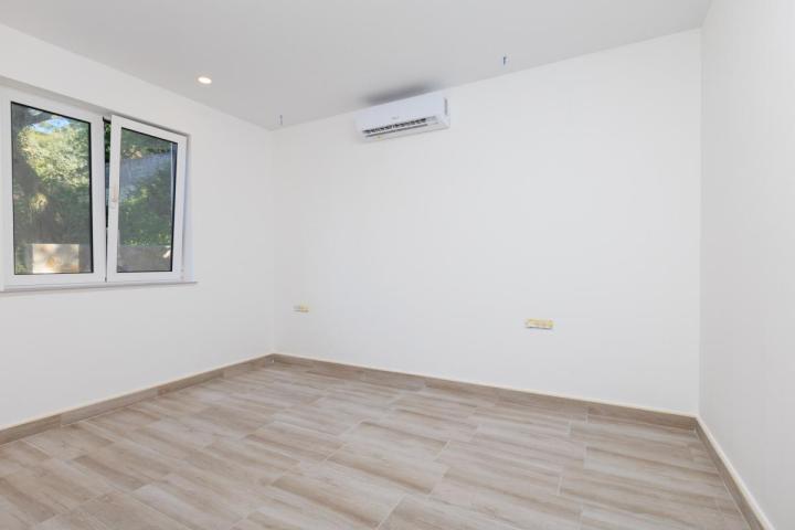 Villa with Sea View, Separate Guest House and Garage in Šušanj, Bar