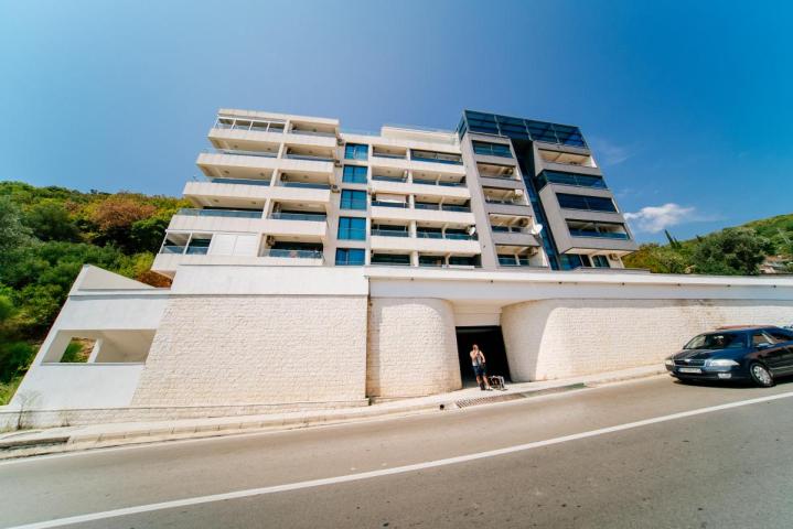 Beautiful 3-Bedroom Apartment for Sale, 130 m2 + 104 m2 Terrace, Bečići, Sea View, Parking