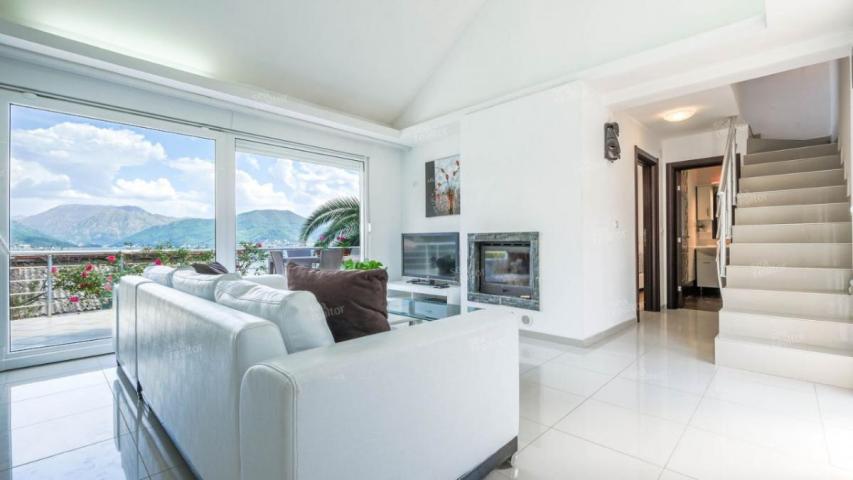 Spacious home with sea view in Krašići