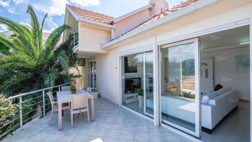 Spacious home with sea view in Krašići